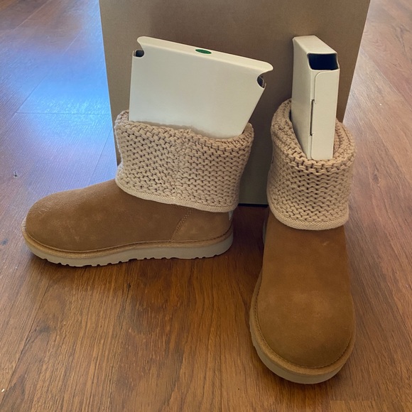 UGGS New In Box - Picture 2 of 4